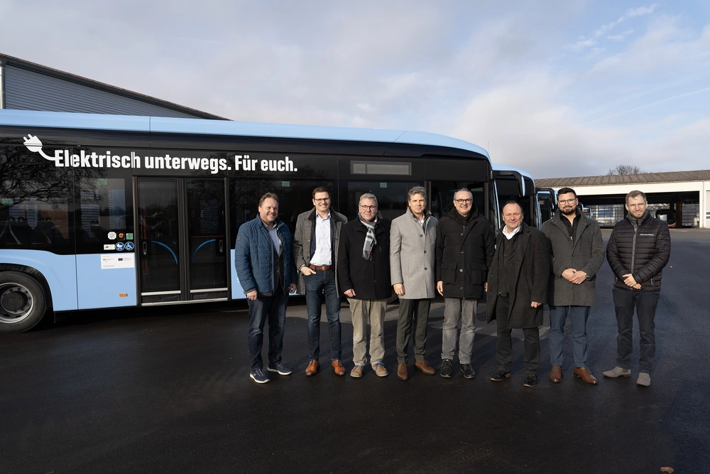 Bild: Stadtwerke Lemgo, Bildunterschrift: Die Beteiligten freuen sich über die Einweihung der Ladeinfrastruktur am Betriebshof der SLG STADTBUS Lemgo GmbH, v. l.: Heinz Linke, Matthias Sasse (Geschäftsführer Stadtwerke Lemgo), Landrat Meinolf Haase, Robert Wilhelm (Daimler Buses Solutions GmbH), Bürgermeister Markus Baier, Sven Oelmann (Geschäftsführer vbe), Ashley James (Sparkasse Lemgo), Nicolai Struve (Daimler Buses Solutions GmbH)