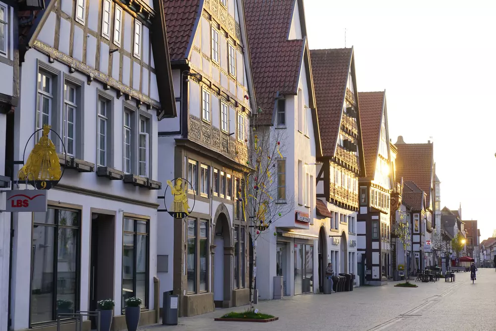 Historische Häuser mit Geschäften in der Lemgoer Mittelstraße
