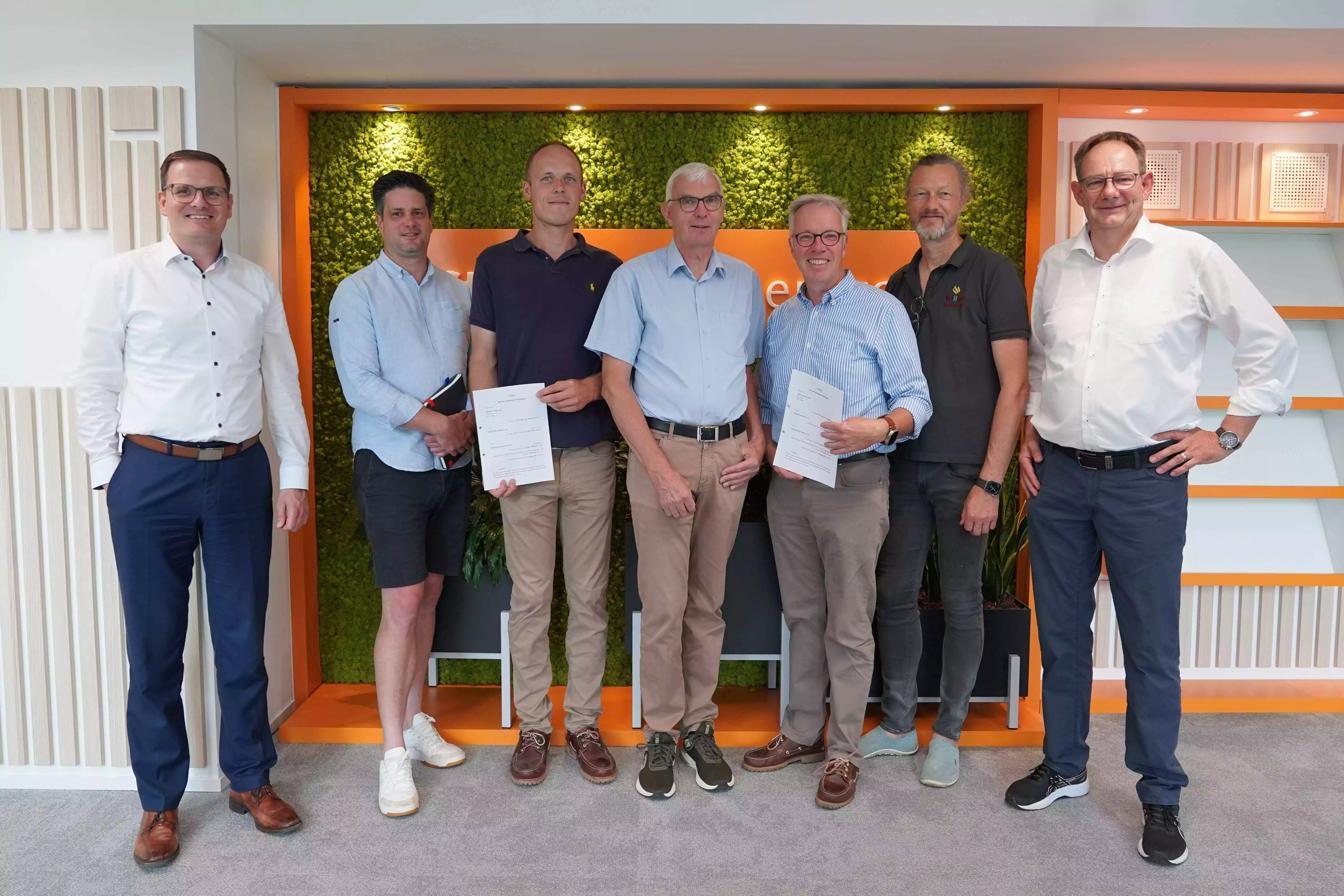 Bildquelle: Stadtwerke Lemgo, Bildunterschrift: (v. links) Stadtwerke-Geschäftsführer Matthias Sasse, die Beteiligten Landwirte Volker Klasen, Sebastian Brand, Dirk Reese, Andreas Uekermann, Dr. Friedrich Feger und der Bereichsleiter Erzeugung Dr. Georg Klene (rechts), freuen sich mit den beteiligten Landwirten über den geschlossenen Vertrag.