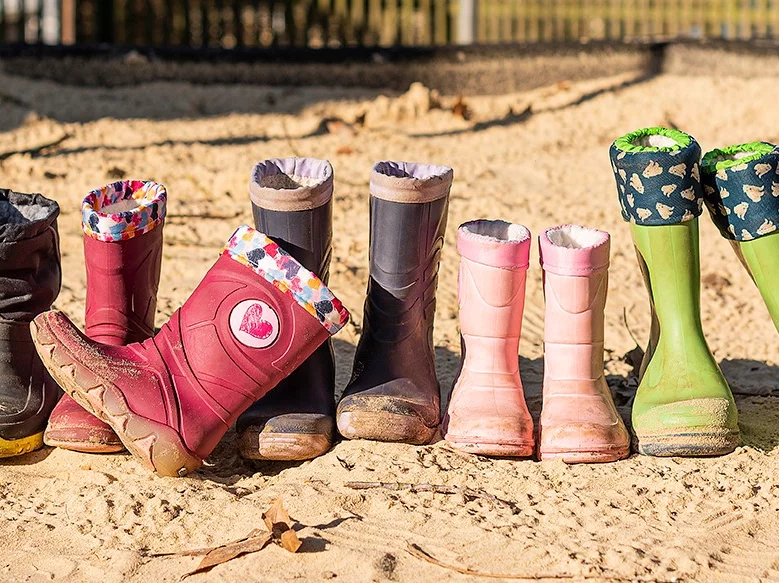 Kindergummistiefel in einer Reihe.