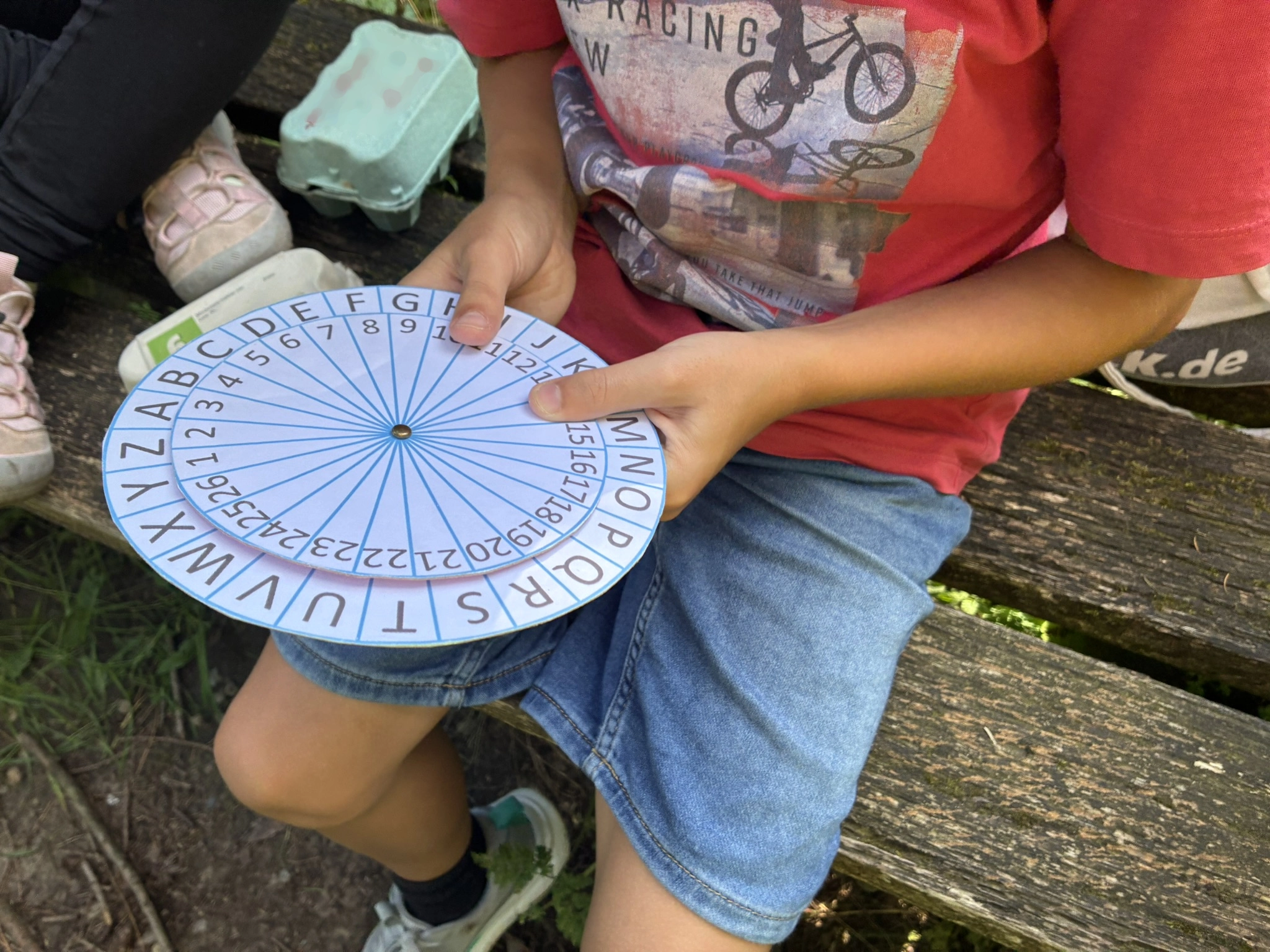 Ein Spielelement wird von Kinderhänden gehalten