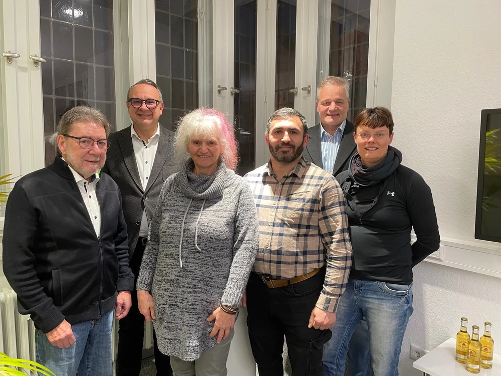 Eine Gruppe von sechs Personen.