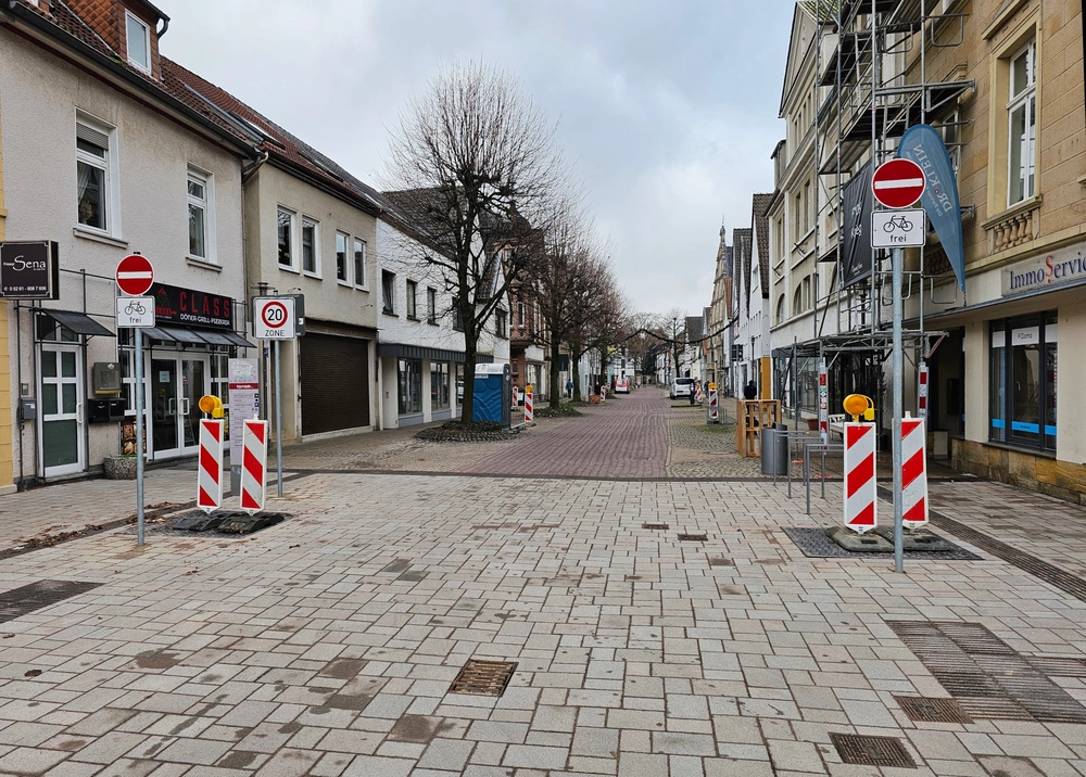 Das Bild zeigt zwei "Einfahrt verboten"-Verkehrsschilder am Kreuzungsbereich.