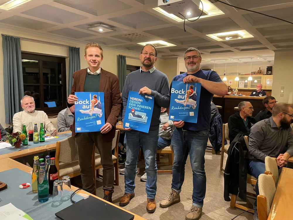Janik Wiemann, Dirk Bensel und Alexander Wegner (von links) zeigen die neuen Flyer.