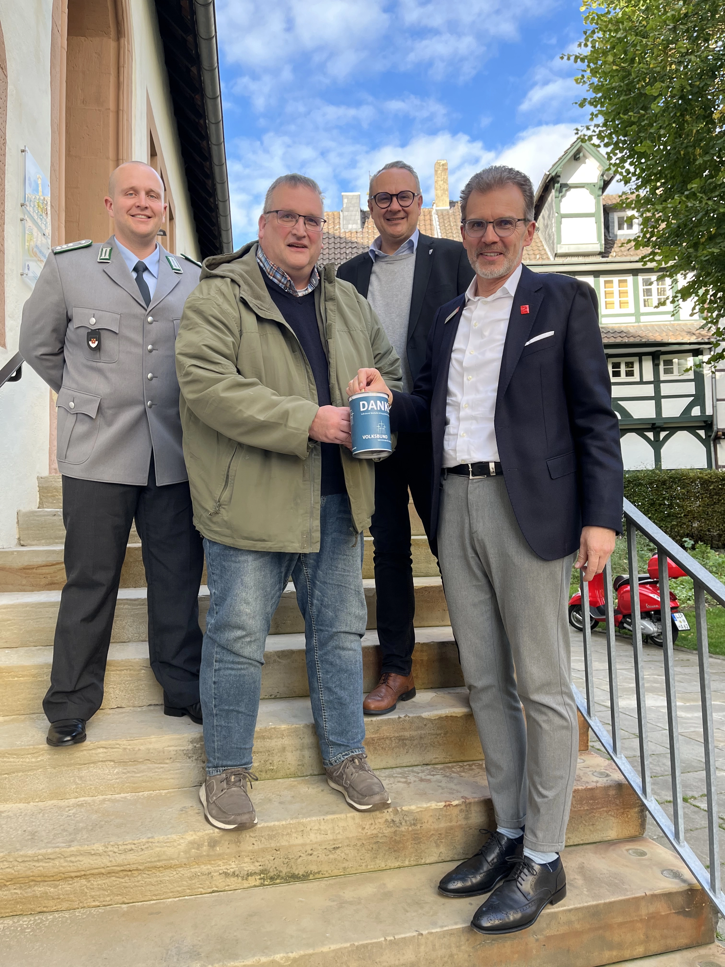 von links; Hauptmann Sören Nottelmann, Andreas Hagmeister, Bürgermeister Markus Baier und Klaus Drücker, Vorstand Sparkasse Lemgo 