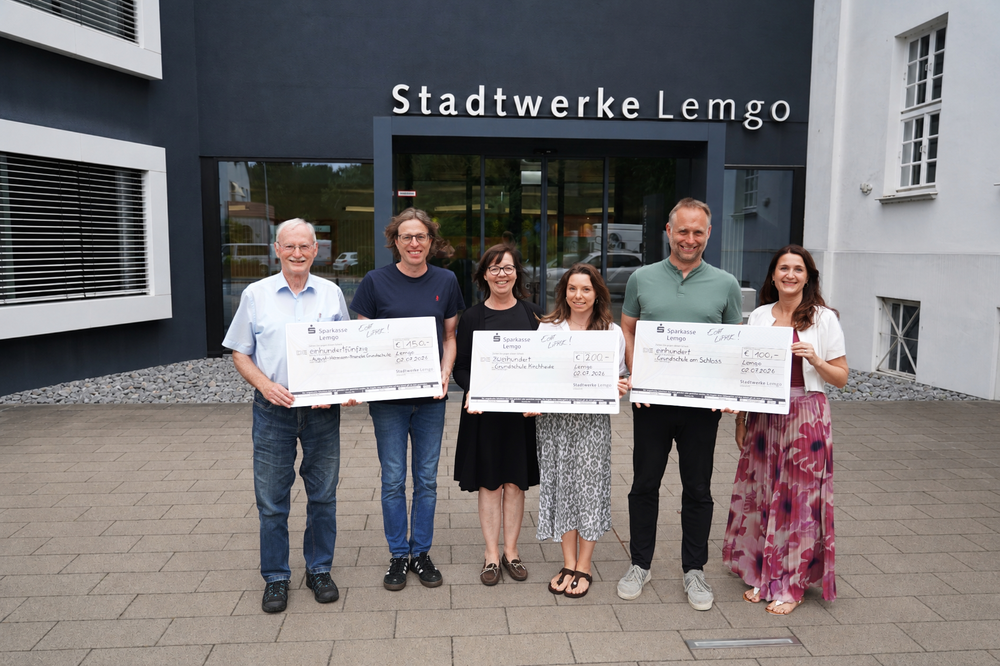 von links: Sportabzeichenbeauftragter des Stadtsportverbandes Siegmund Gedeon, Vertreter*innen der Schulen: Christian Meinhardt (August-Hermann-Francke-Grundschule) Sabine Tewes-Wittig und Ann-Kathrin Druffel (Grundschule Kirchheide), Jörg Franks (Grundschule am Schloss) sowie Maren Staczan (Marketingleitung der Stadtwerke Lemgo), freuen sich über die erbrachten Leistungen der sportlichsten Lemgoer Schulen sowie über die Geldpreise. (Bildquelle: Stadtwerke Lemgo)