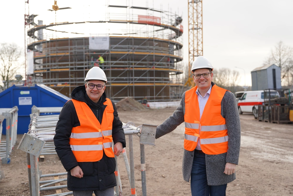 Lemgos Bürgermeister Markus Baier und Stadtwerke-Geschäftsführer Matthias Sasse freuen sich auf das Projekt „Bürgerbeteiligung“ für den neuen Wärmespeicher. Quelle: Stadtwerke Lemgo