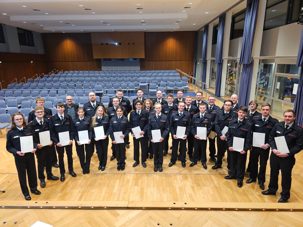 Eine Gruppe von Menschen in Feuerwehr-Uniform