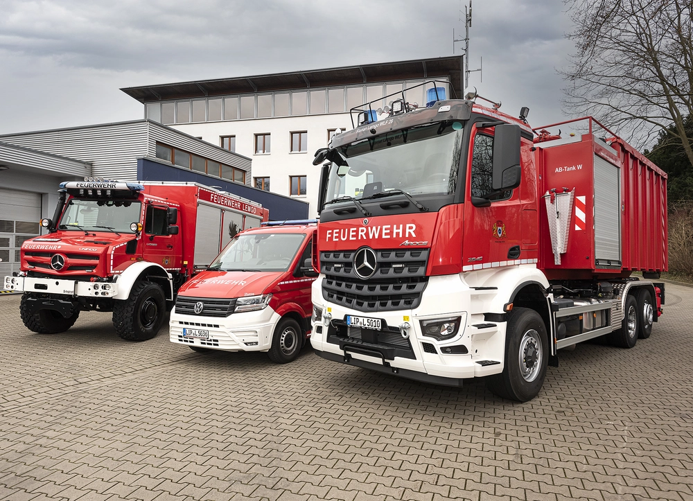Die neuen Fahrzeuge der Feuerwehr Lemgo: ein Rüstwagen, ein Mannschaftstransportfahrzeug und ein Wechselladerfahrzeug