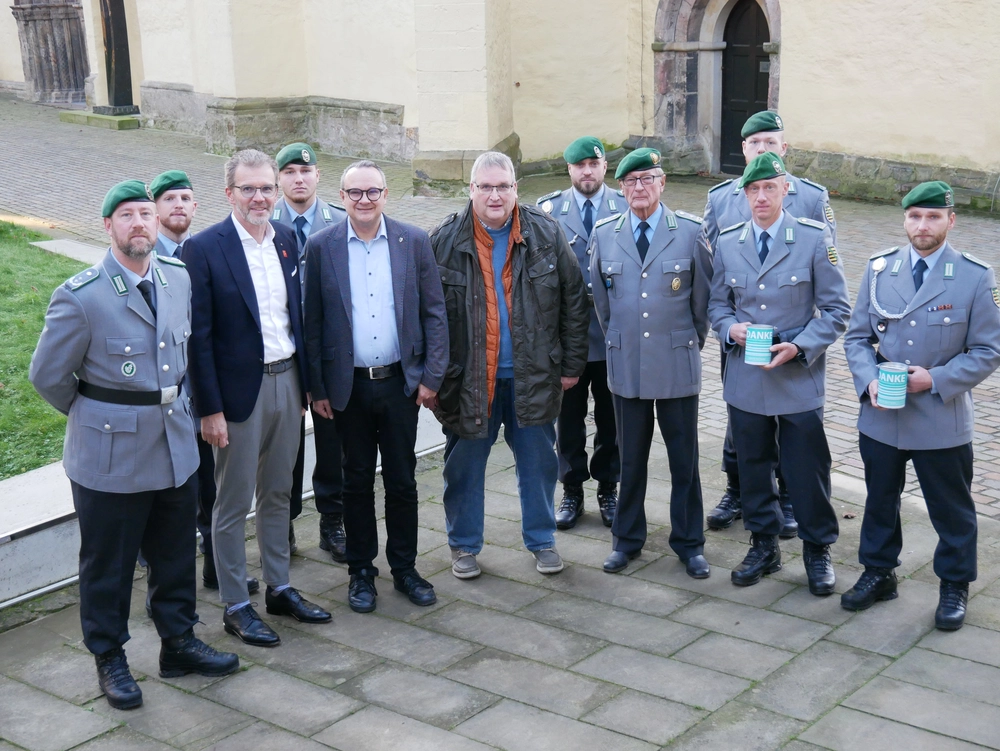 Die Soldaten des PzGrenBtl. 212 mit dem stellvertretenden Kommandeur Sebastian Kneuse sowie dem Vorstandsvorsitzenden der Sparkasse Klaus Drücker, Bürgermeister Markus Baier, Andreas Hagmeister und Klaus Fricke (vorne von links)