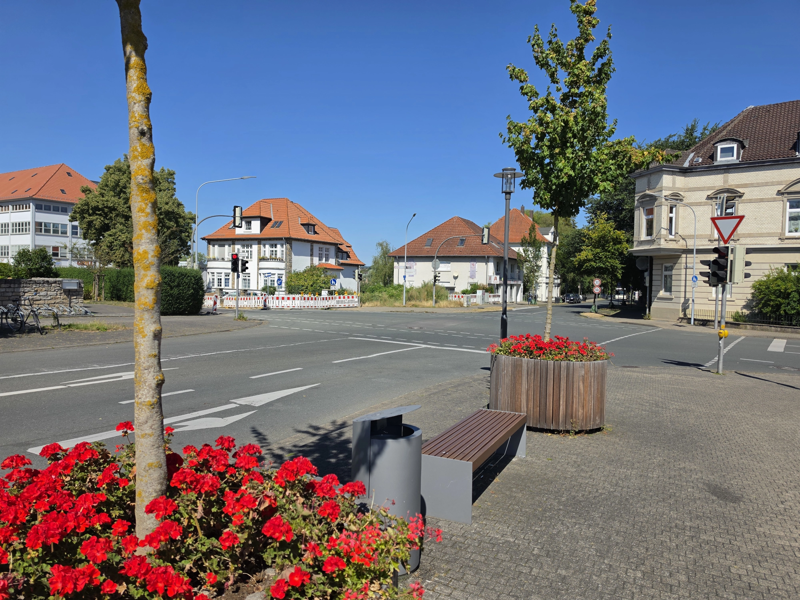 Zu sehen ist die Kreuzung vor dem Bahnhof, die bis zum nächsten Jahr zum Kreisverkehr umgebaut wird.