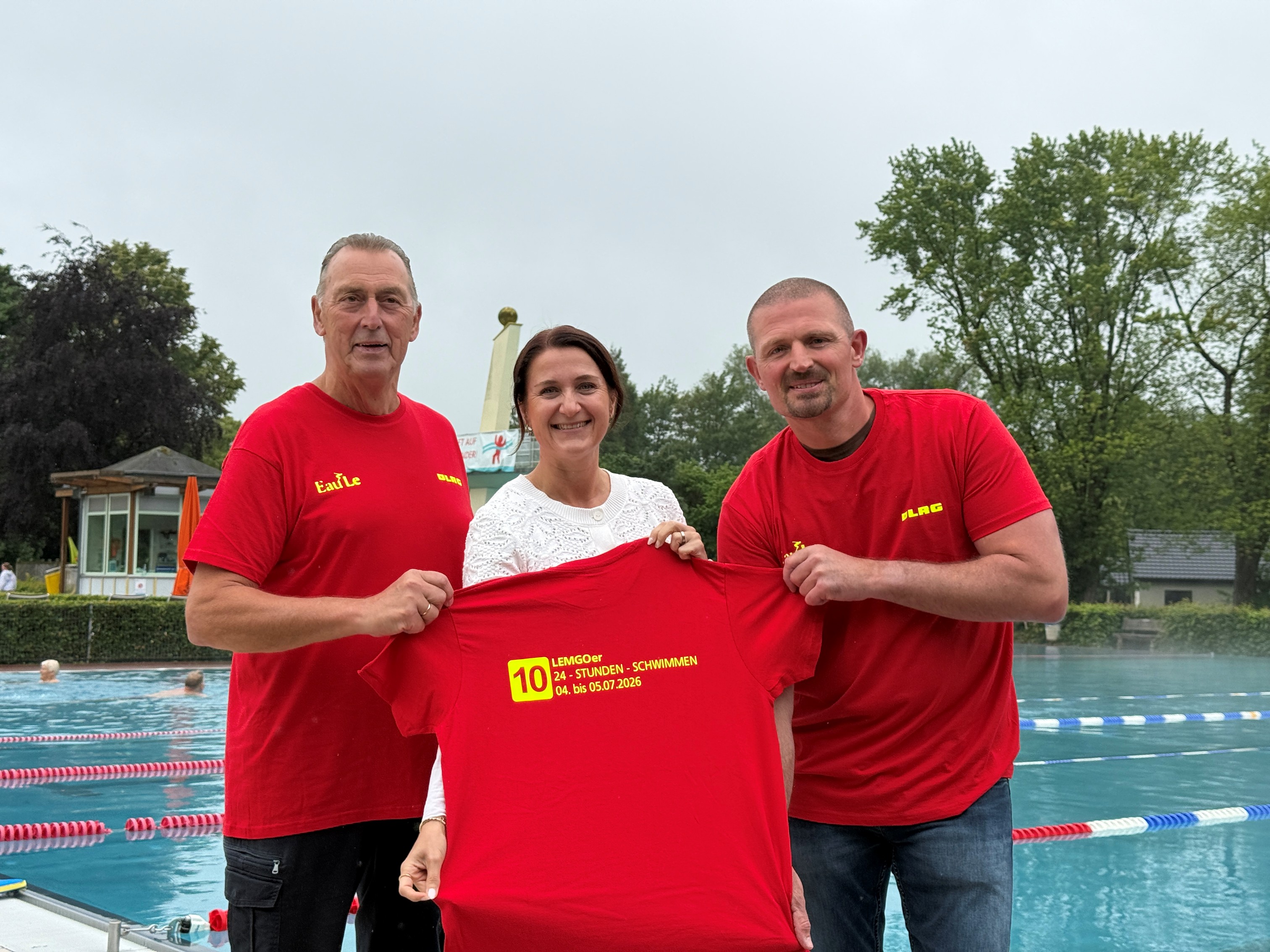 Manfred Krumsiek (DLRG), Maren Staczan sowie Christian Piechuta (Stadtwerke Lemgo) freuen sich auf die 10. Auflage des 24-Stunden-Schwimmens Manfred Krumsiek (DLRG), Maren Staczan sowie Christian Piechuta (Stadtwerke Lemgo) freuen sich auf die 10. Auflage des 24-Stunden-Schwimmens