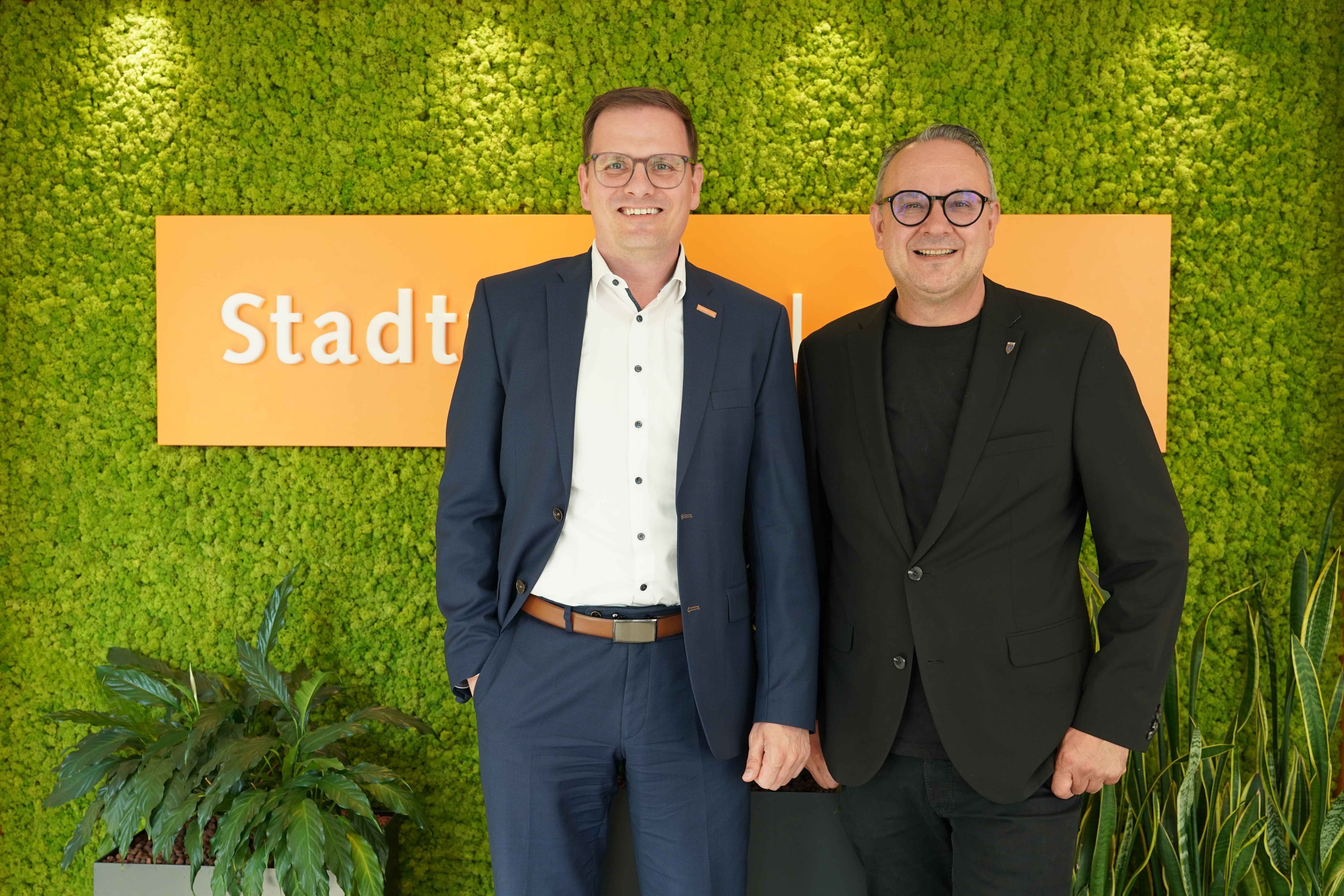 Bildquelle, Stadtwerke Lemgo: Stadtwerke-Geschäftsführer Matthias Sasse sowie Bürgermeister und Aufsichtsratsvorsitzender Markus Baier blicken positiv auf das Geschäftsjahr 2025 zurück und stellen sich den Herausforderungen für 2026.