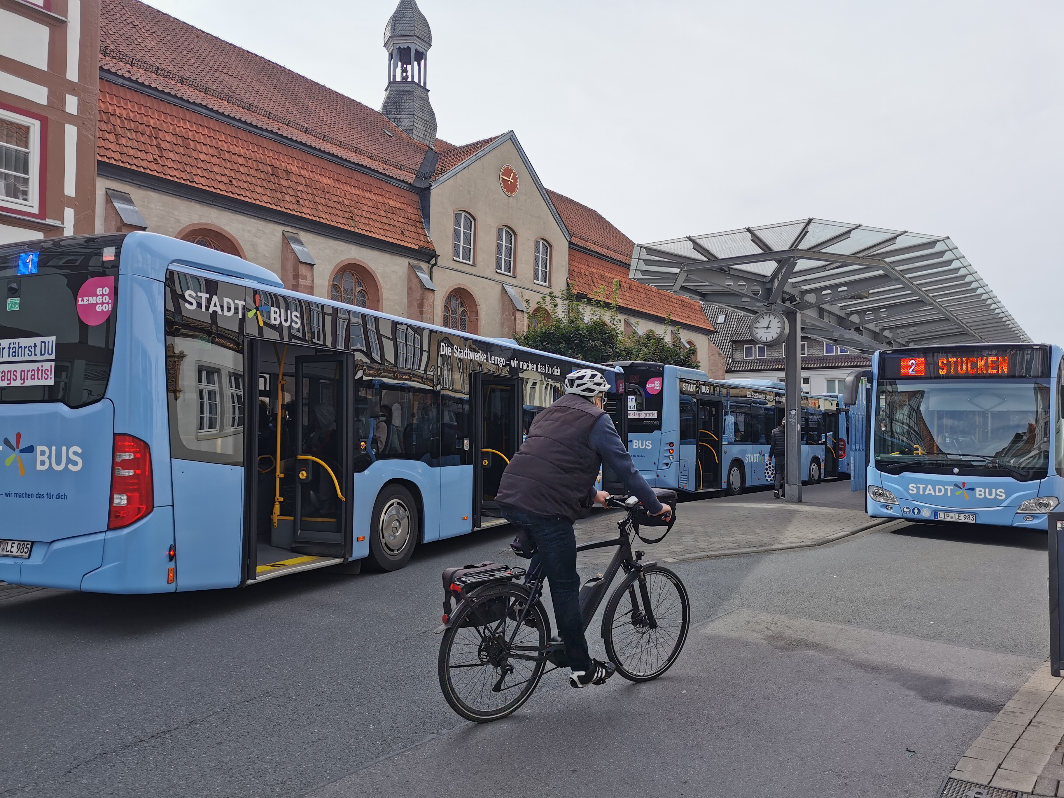 Busse und Radfahrer am Treffpunkt