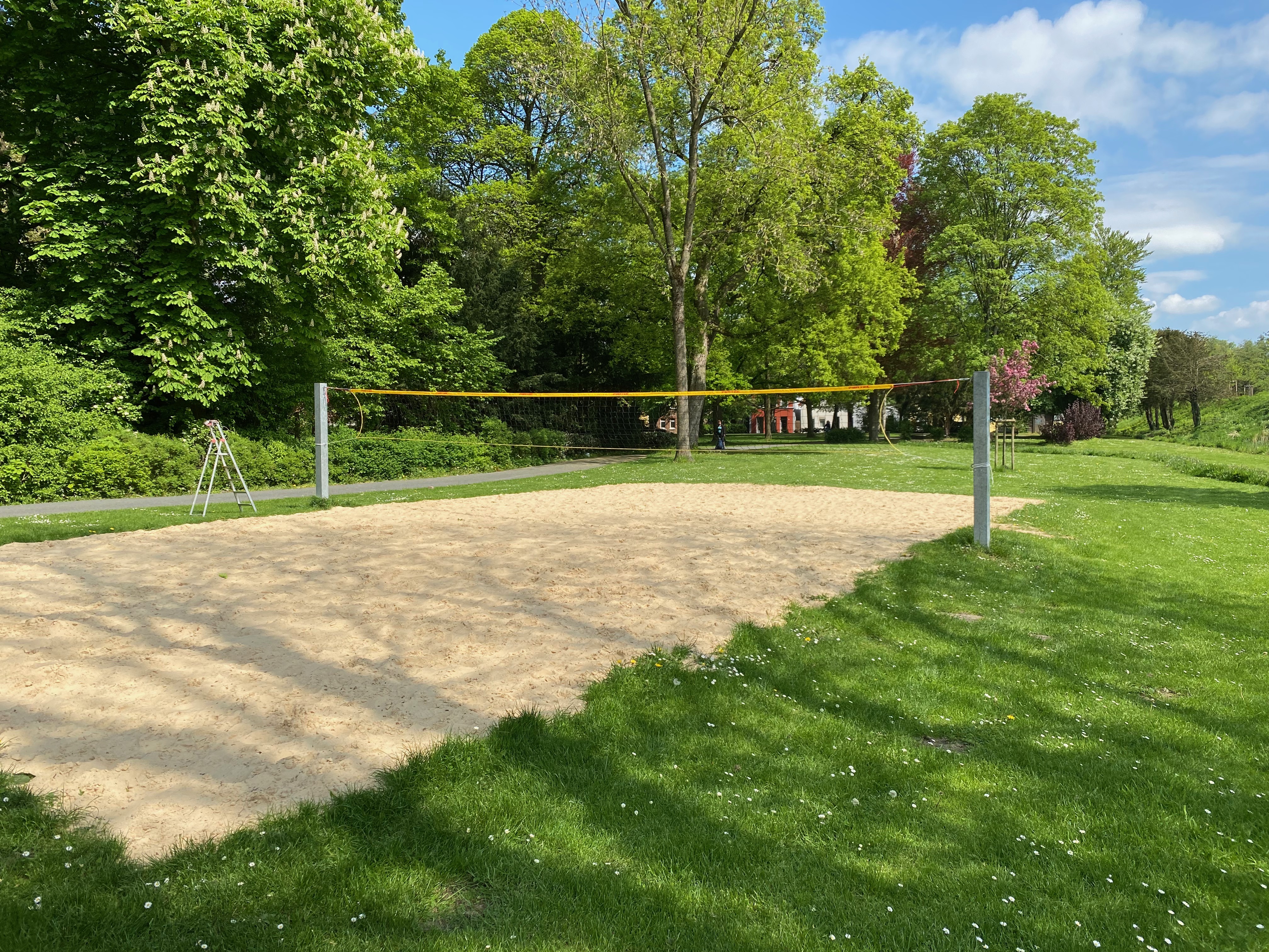 Ein Volleyballfeld in einem Park
