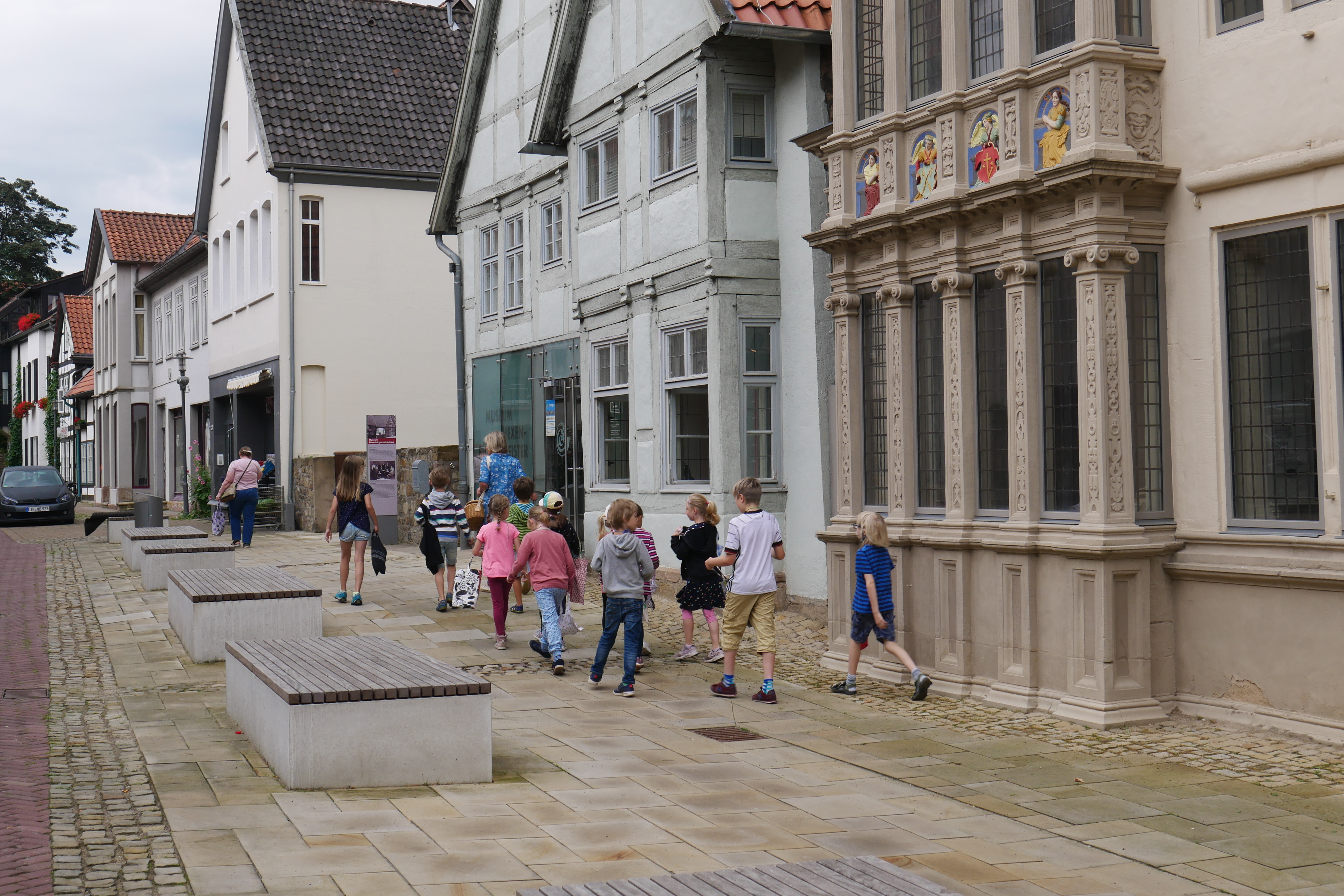 Eine Gruppe von Kindern läuft vor dem Hexenbürgermeisterhaus.