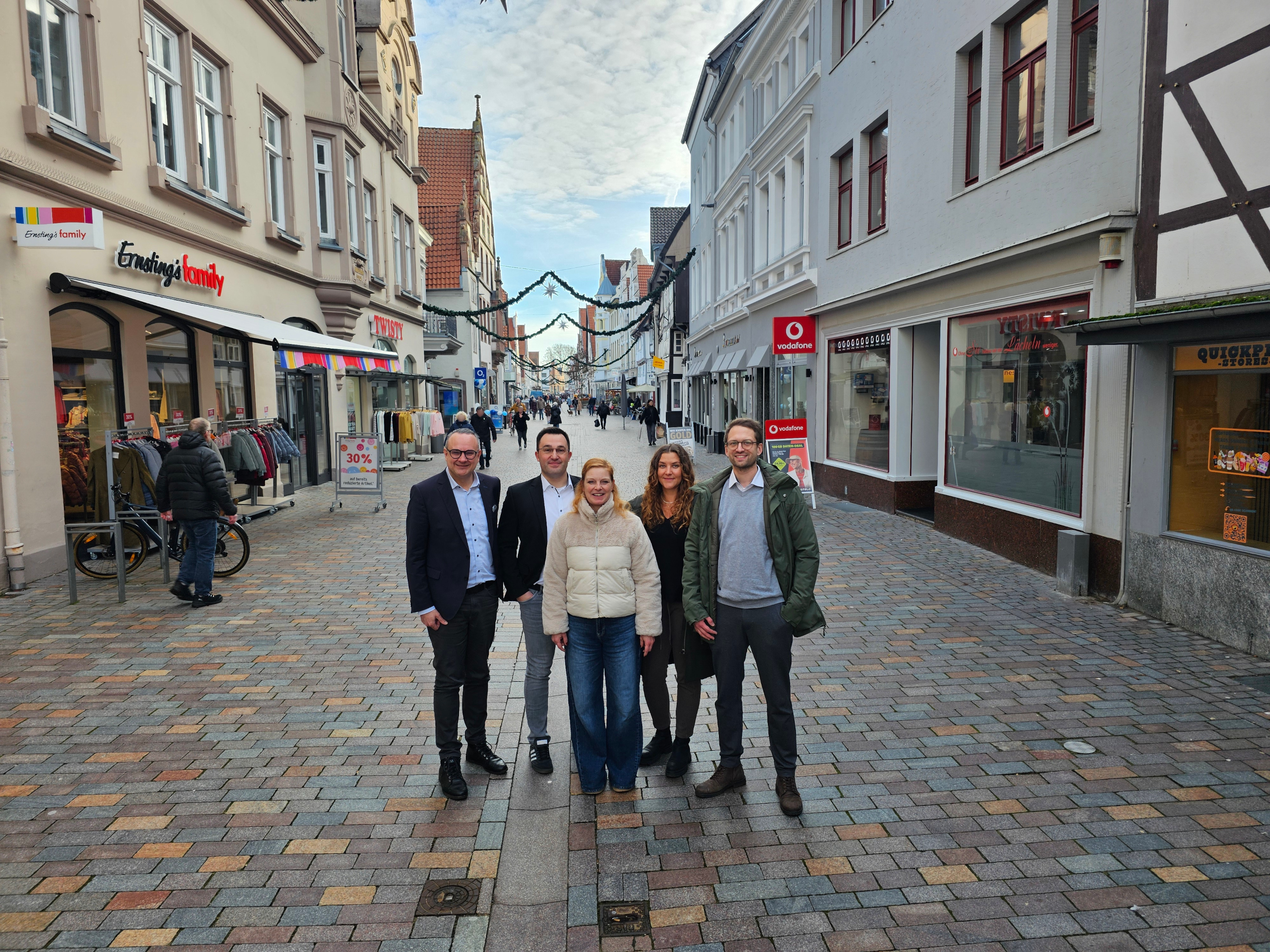 Mehrere Menschen stehen nebeneinander in der Mittelstraße.