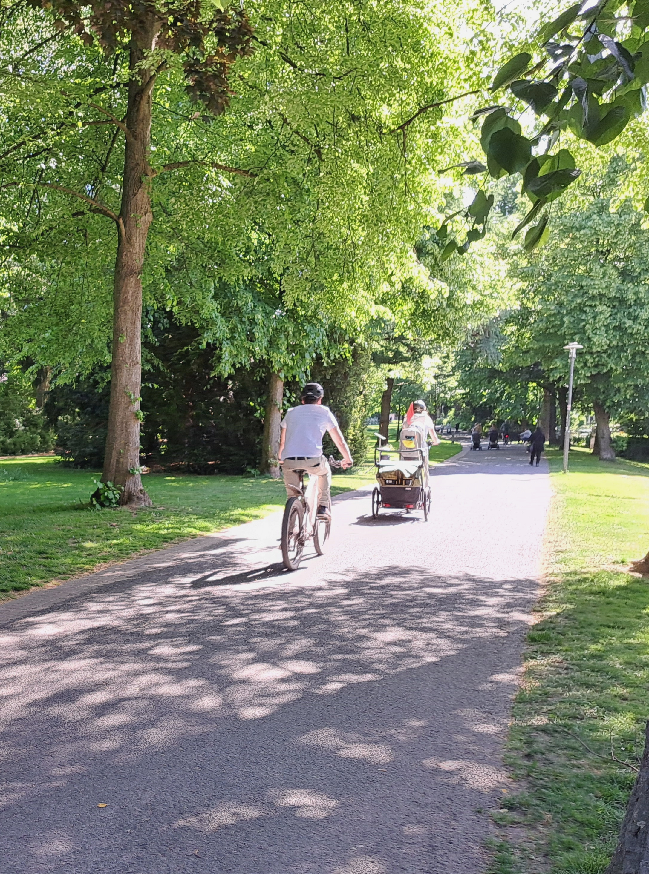 Eine Radfahrerin und ein Radfahrer auf dem Lemgeor Wall.