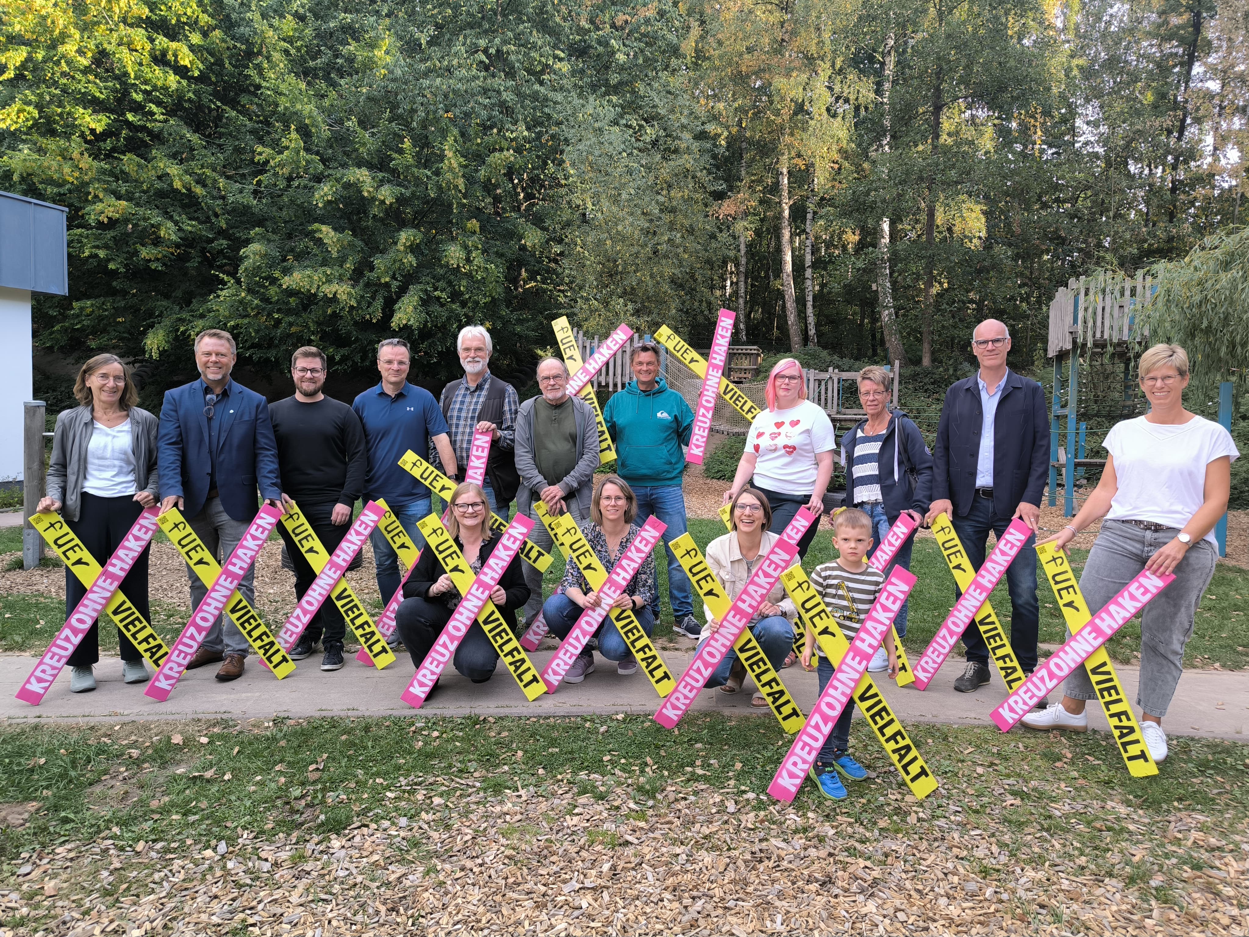 Gruppenbild der Beteiligten mit den symbolischen Kreuzen.