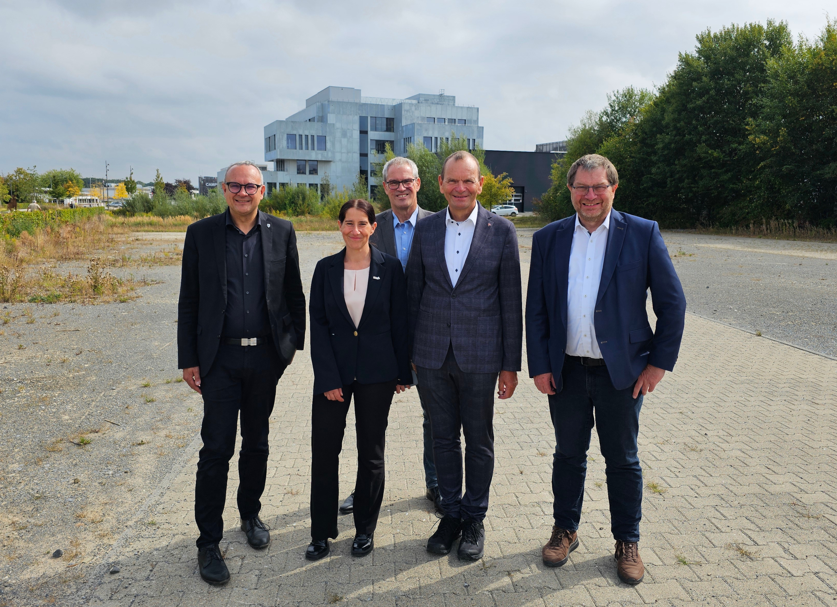 Gruppenbild der Gäste auf dem Campusgelände