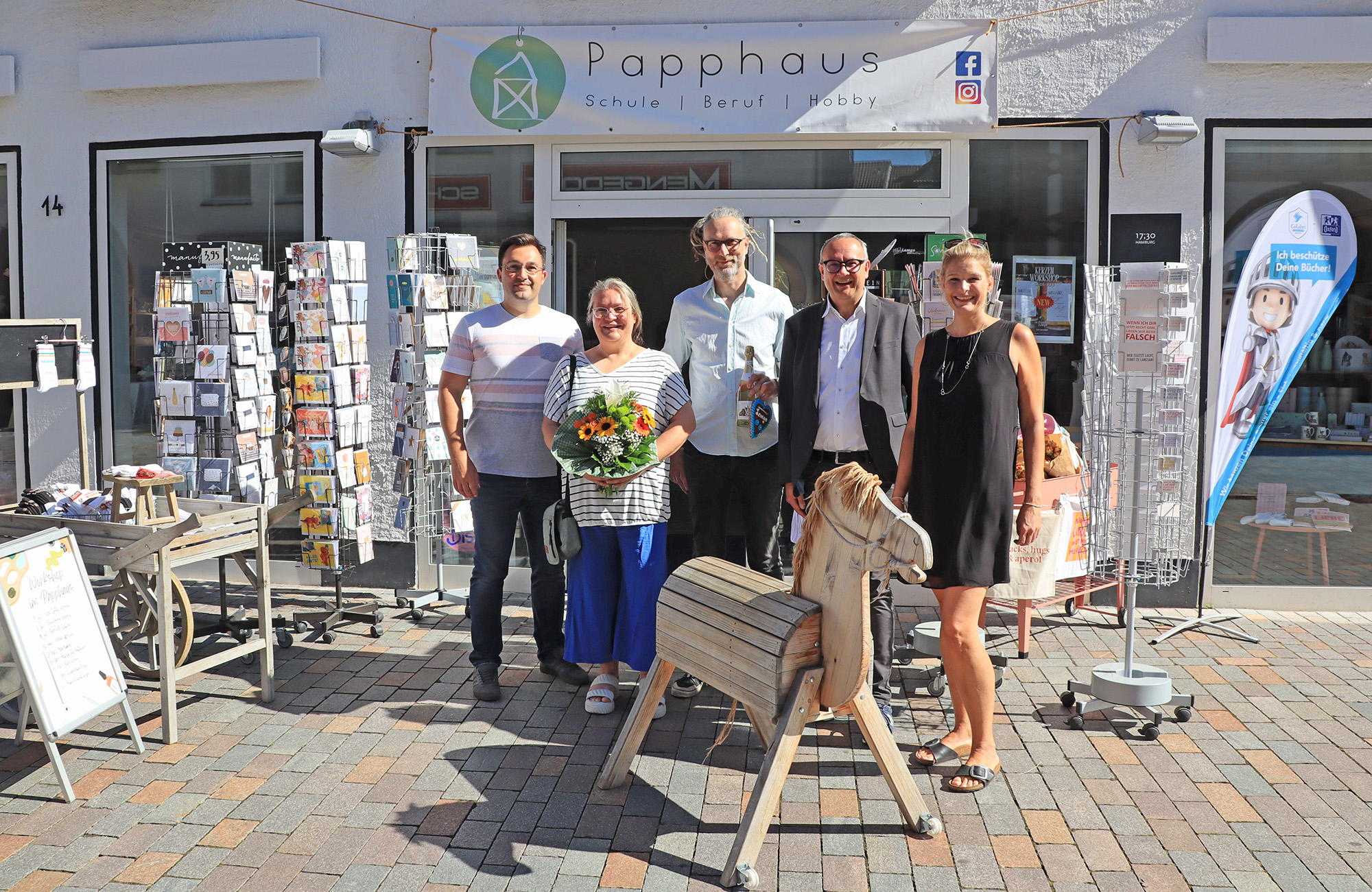 Tobias Vietz, Melanie Liese-Evers, Oliver Grote, Bürgermeister Markus Baier und Rabea Kruel vor dem Papphaus am neuen Standort.